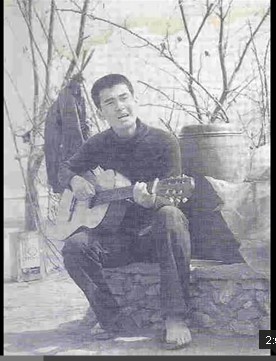 기형도 기타치는 사진.jpg